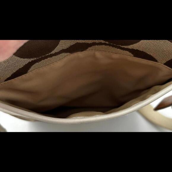 Coach Signature Canvas Crossbody Bag - Stylish and Versatile - Picture 5 of 6